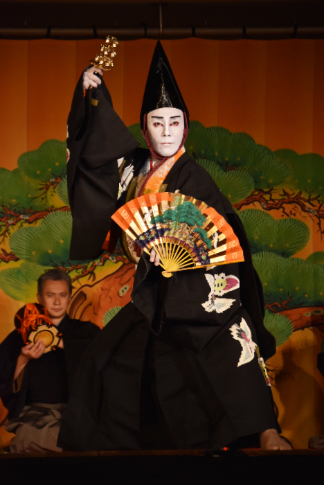 『三番叟』を披露する市川海老蔵
