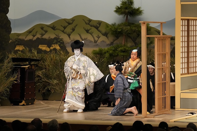 昼の部『菅原伝授手習鑑 寺子屋』（左より）松王丸=八代目尾上菊五郎、涎くり与太郎=澤村精四郎、春藤玄蕃=中村萬太郎 ／(C)松竹