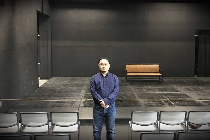 あごうさとし。会場となる［THEATRE E9 KYOTO］客席にて。 ［撮影］吉永美和子