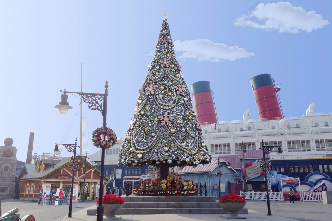 アメリカンウォーターフロントのクリスマスツリー ※イメージ （C）Disney
