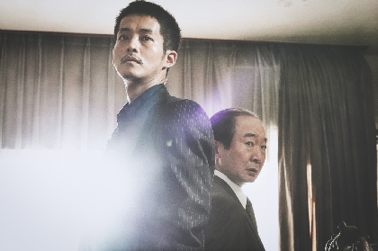 松坂桃李が危険な香りを漂わせる 映画『孤狼の血 LEVEL2』から“相棒”中村梅雀らとの姿を映し出した場面写真4点を解禁