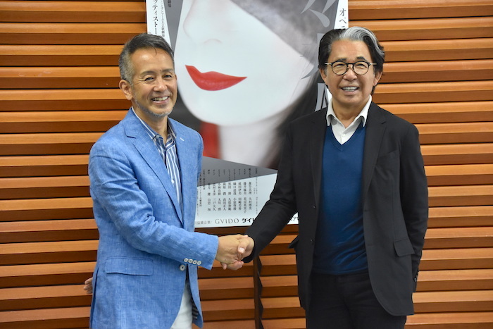 演出家の宮本亜門(左)と衣裳デザイナーの高田賢三