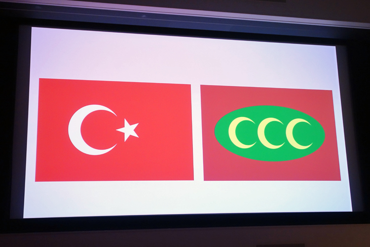 左：現在のトルコの国旗　右：オスマン帝国旗