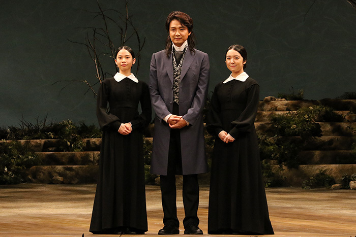 ミュージカル『ジェーン・エア』会見より　（左から）屋比久知奈、井上芳雄、上白石萌音