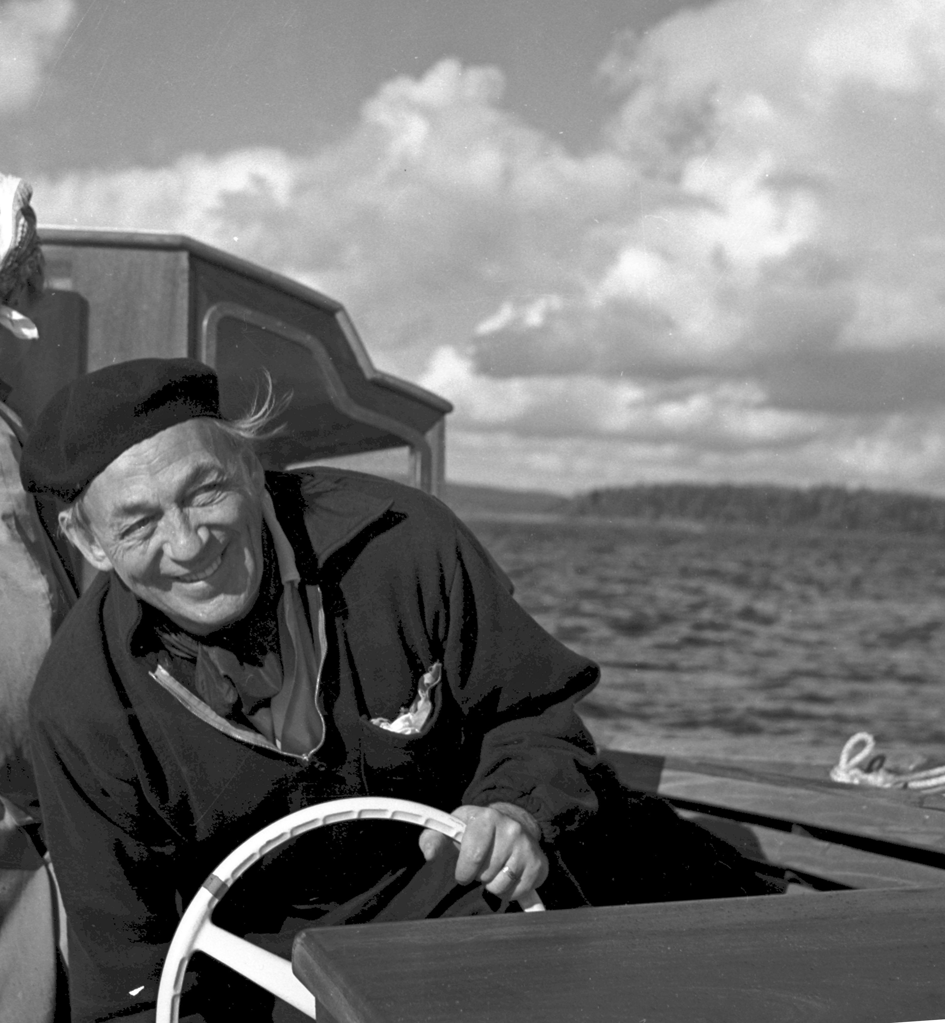 ネモ・プロフェタ号に乗るアアルト、1960年代　(C)Schildt Foundation, photo: Göran Schildt