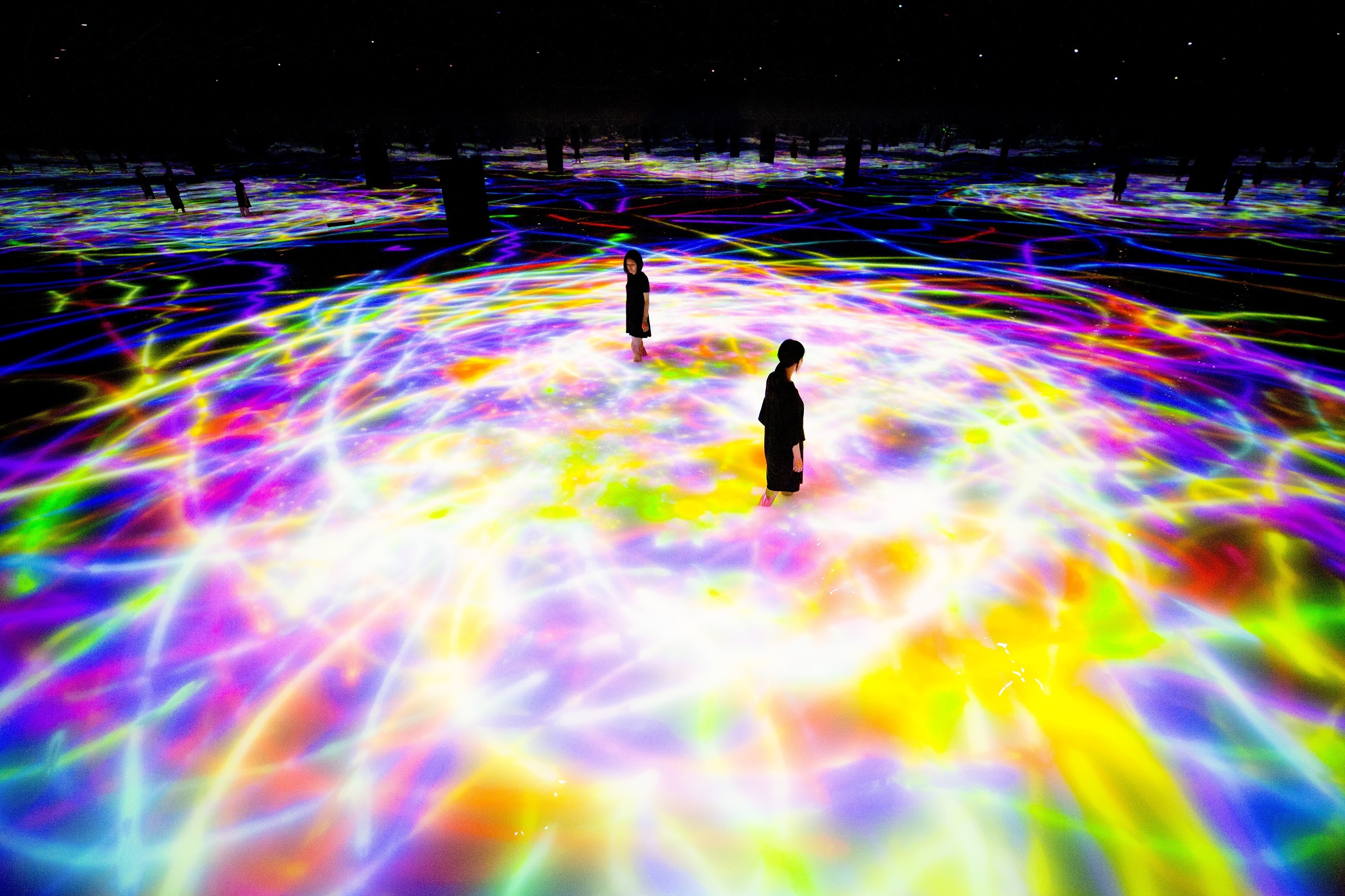Drawing on the Water Surface Created by the Dance of Koi and People - Infinity  teamLab, 2016-2018, Interactive Digital Installation, Endless, Sound: Hideaki Takahash