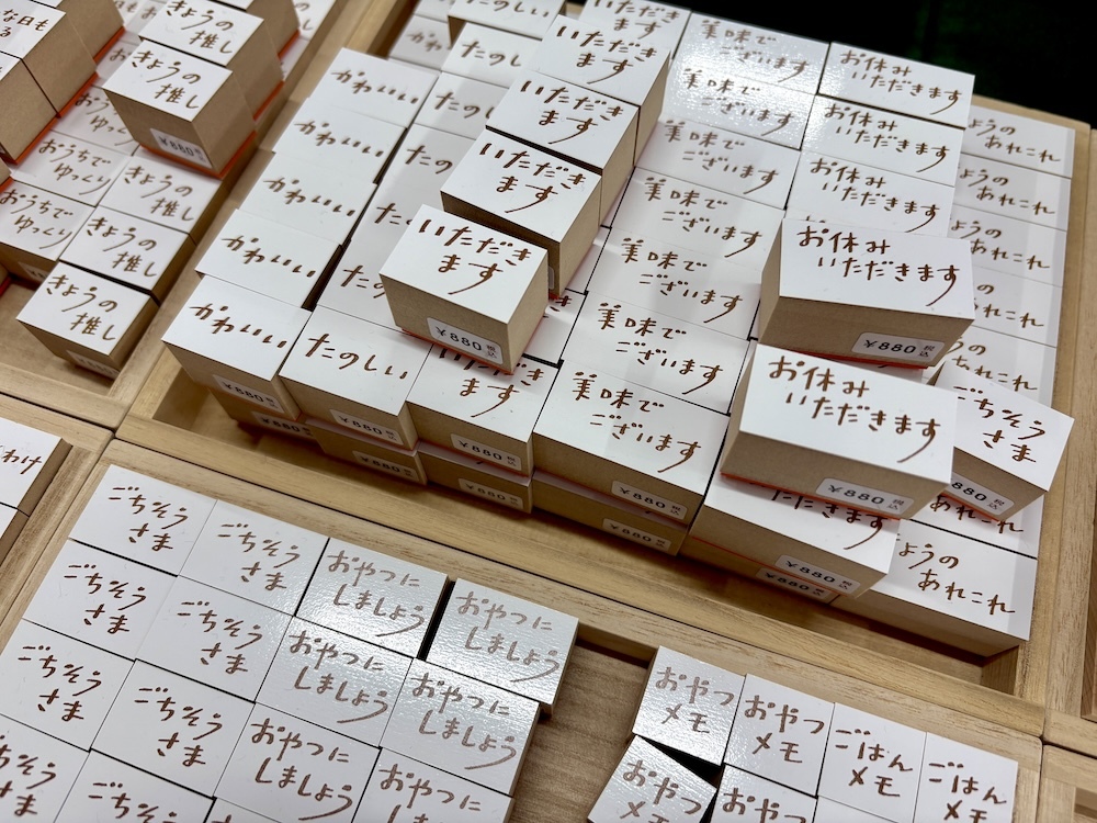 「鳥の葉工房」のブースにて