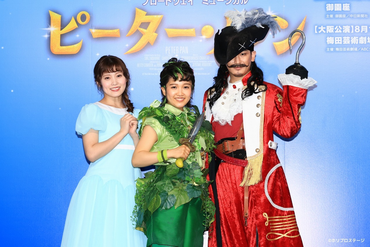 （左から）ウェンディ：岡部 麟（AKB48）、ピーター・パン：山﨑玲奈、フック船長：小野田龍之介