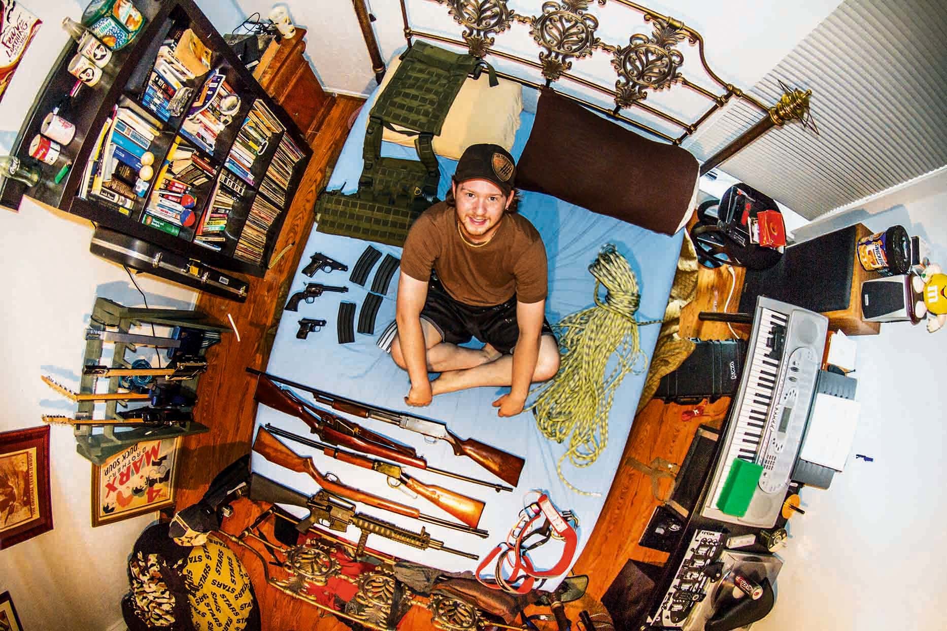 世界55ヵ国1,200人のベッドルームを撮影した写真集『My Room 天井から 