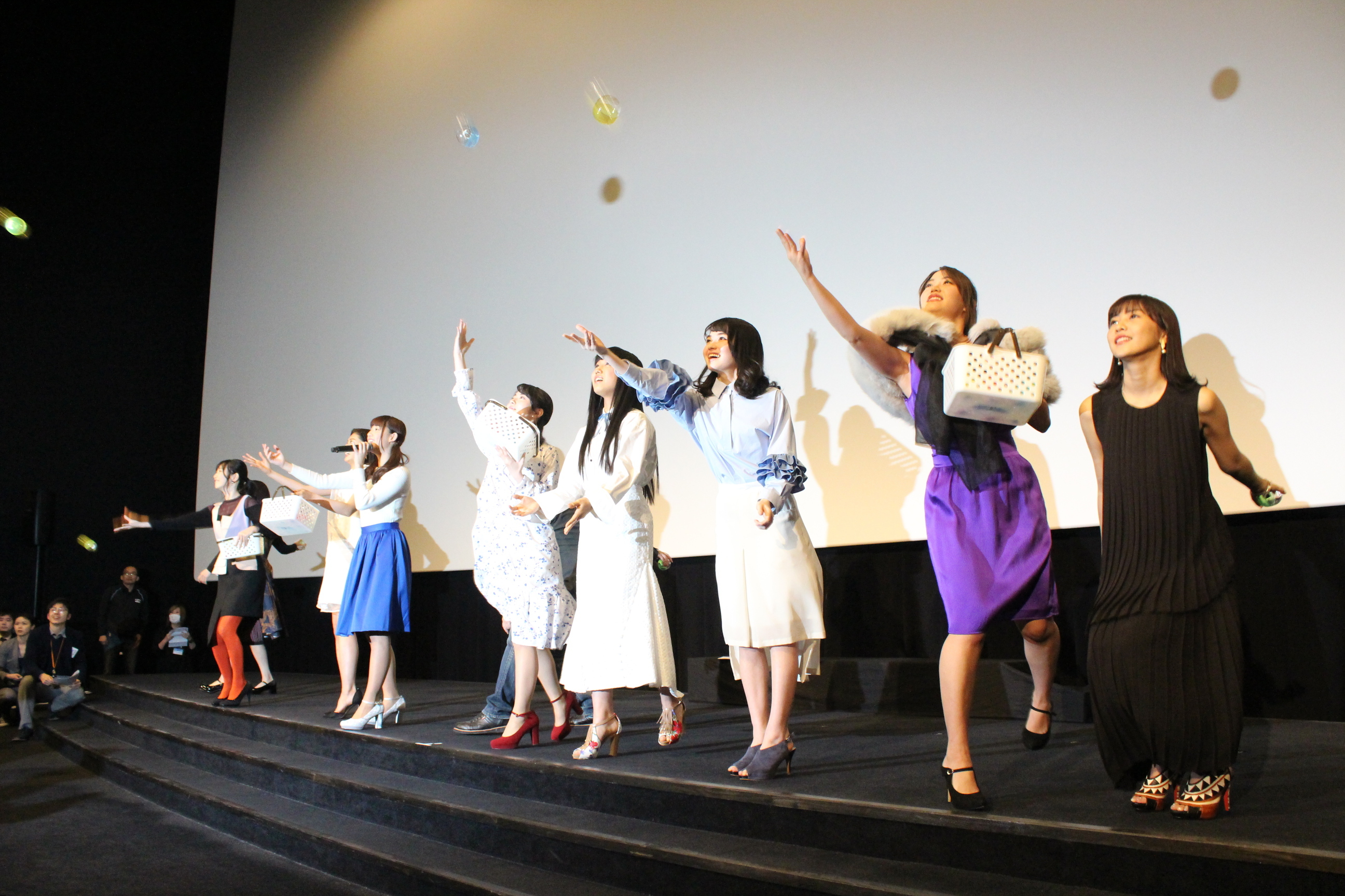 左から、あの、岡本夏美、古畑星夏、浅川梨奈、浜辺美波、廣田あいか、山田杏奈、永尾まりや、佐野ひなこ パイ投げならぬ、（麻雀）牌投げでイベントを盛り上げた