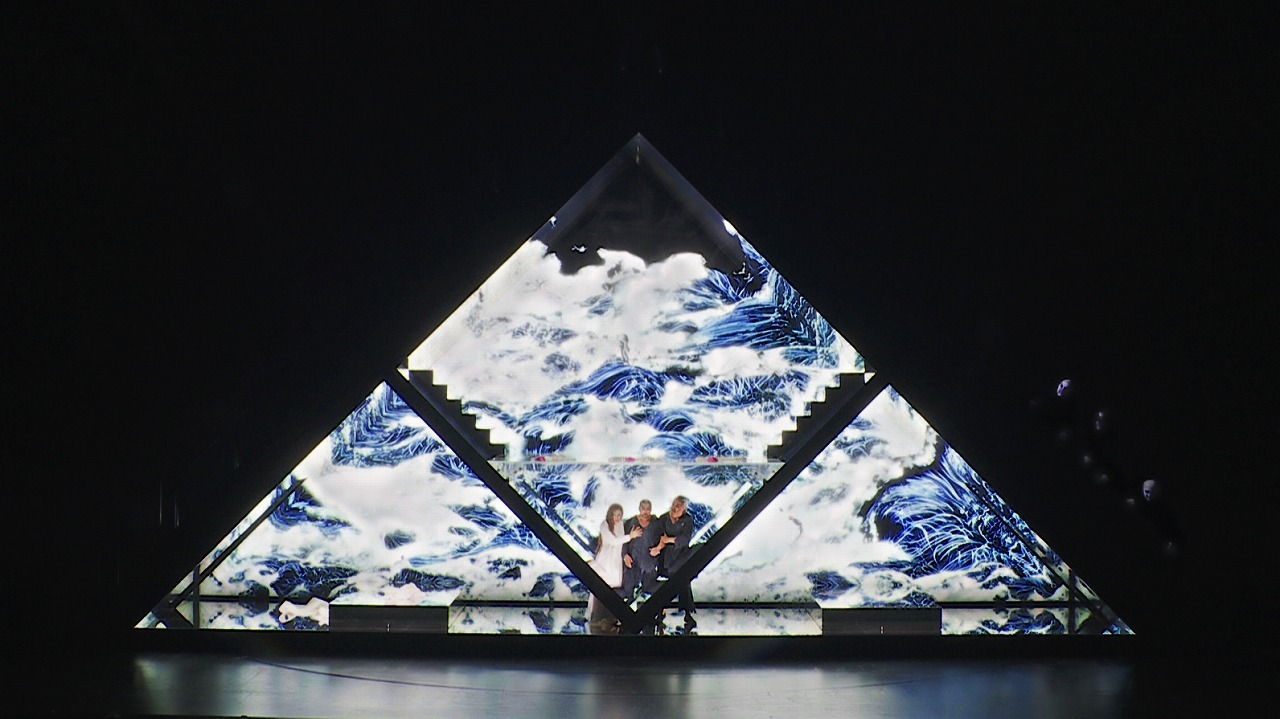 万華鏡のような潜在意識の世界（ジュネーヴ公演より） 　　(C) teamLab, Courtesy Daniel Kramer, Grand Theatre de Geneve, and Pace Gallery