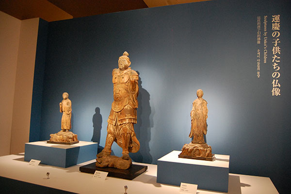 右から「吉祥天立像」「毘沙門天立像」「善膩師童子立像」（いずれも湛慶作、13世紀、高知・雪蹊寺所蔵）