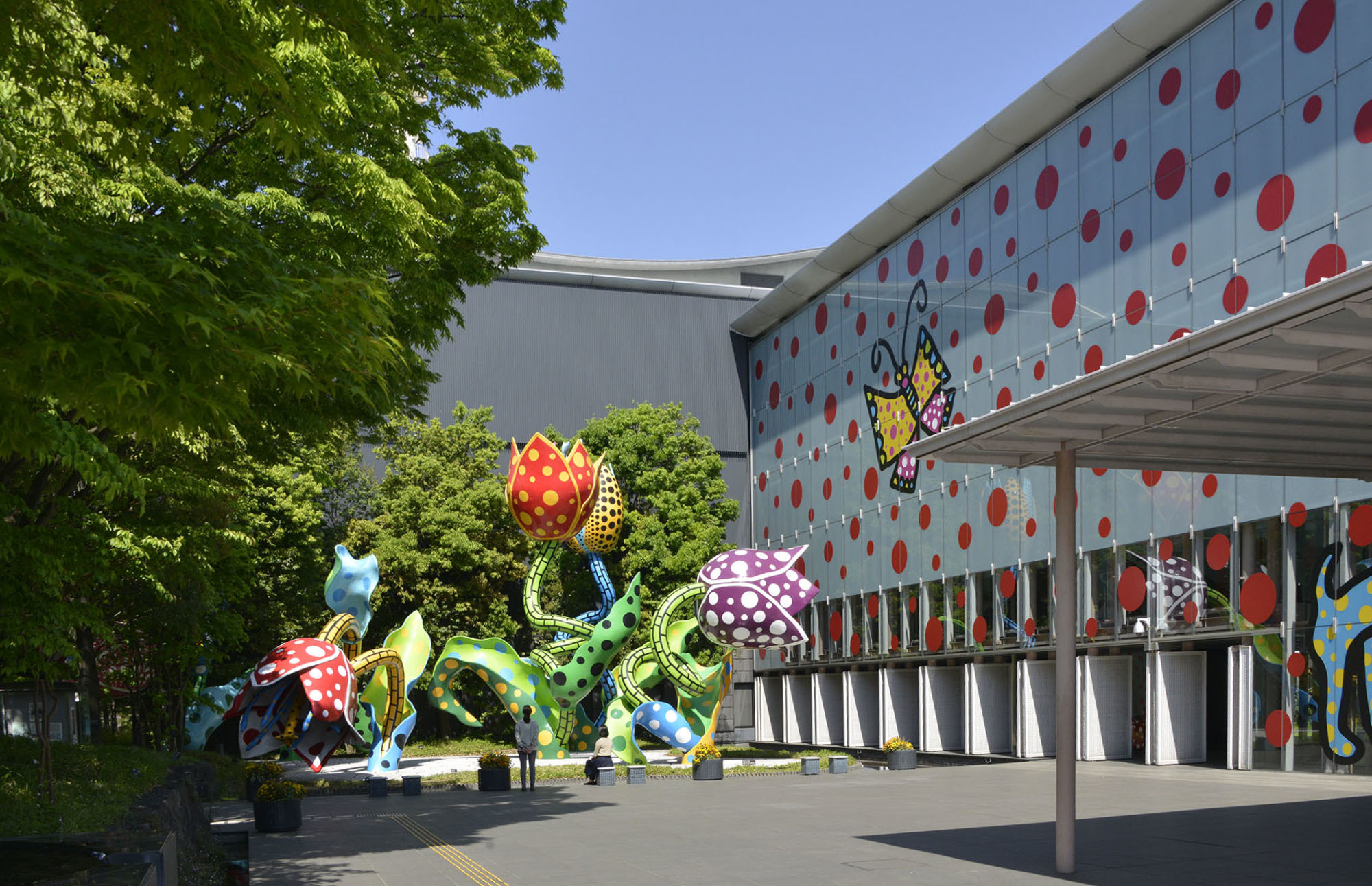 《幻の華》《松本から未来へ》 松本市美術館 (c)YAYOI KUSAMA