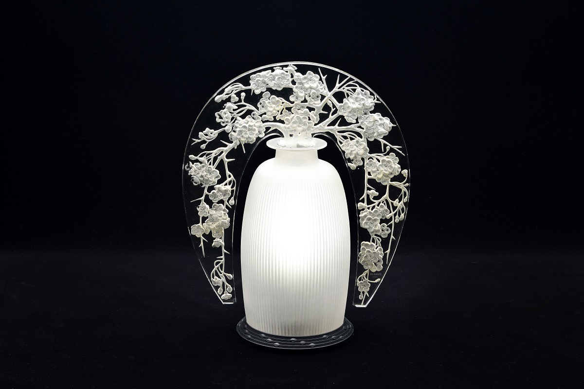 常夜灯《日本のリンゴの木》1920年　透明ガラス、型吹き成形、装飾板はプレス成形、サチネ／ベークライト製照明台付