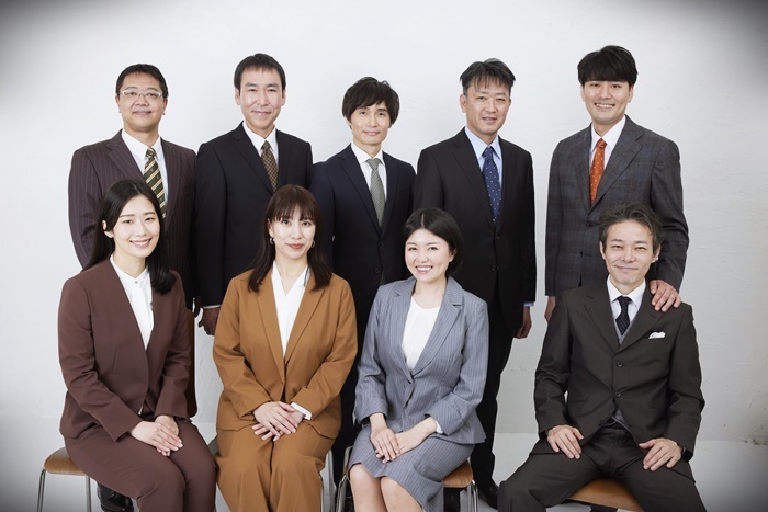 MONO『悪いのは私じゃない』出演者。（上段左から）土田英生、金替康博、尾方宣久、水沼健、渡辺啓太（下段左から）立川茜、高橋明日香、石丸奈菜美、奥村泰彦