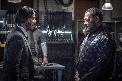 家を破壊されたキアヌ・リーブス、鳩を愛するローレンス・フィッシュバーンと対面！映画『ジョン・ウィック：チャプター2』場面写真