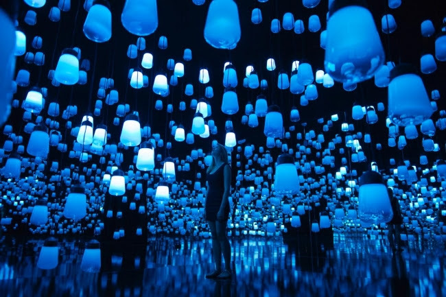 呼応するランプの森 / Forest of Resonating Lamps teamLab, 2016, Interactive Installation, Murano Glass, LED, Endless, Sound: Hideaki Takahashi