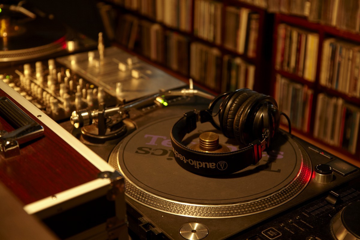 DJブースには、テクニクスのSL-1200MK3 ×2、針はオルトフォン コンコルド プロ S 、そしてパイオニアCDJ-350×2、ベスタクス PMC-37Proを設置。 音響は、パワーアンプにBGW 6000とBGW 7500、スピーカーにJBL 4318とアコースティック リサーチAR-3aを使用。