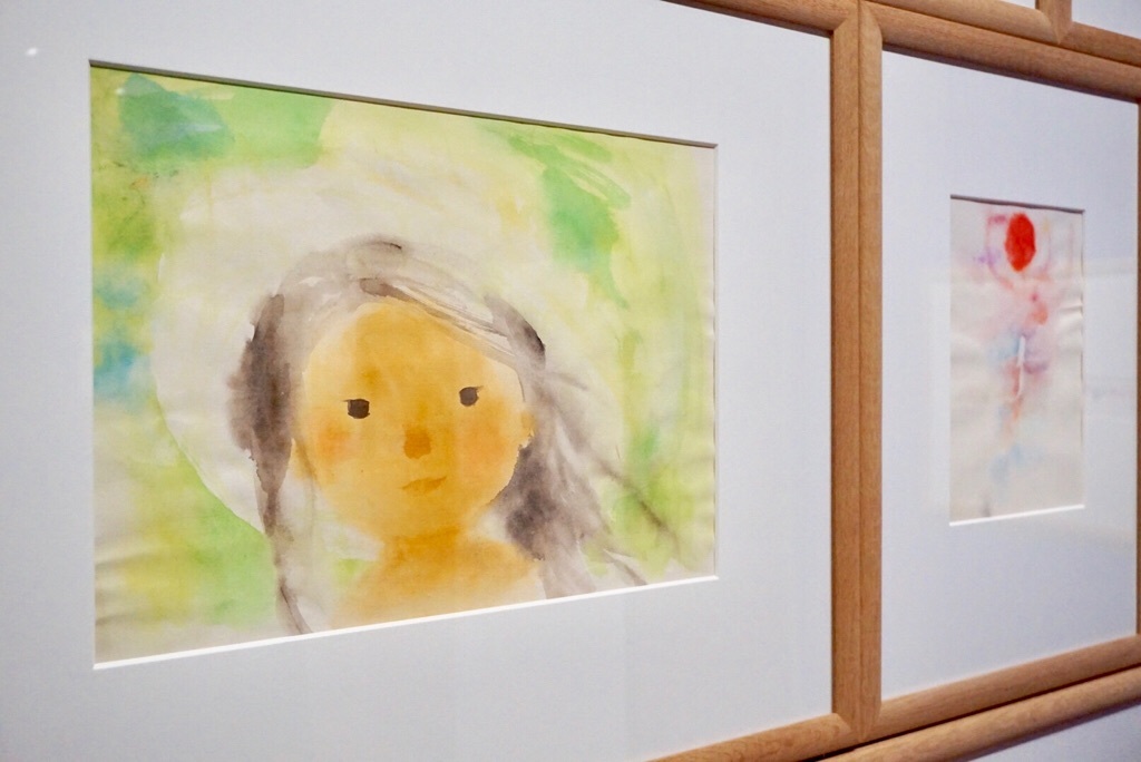 （左）いわさきちひろ 《緑の風の中のなかの少女》 1972年 水彩、洋紙 ちひろ美術館蔵