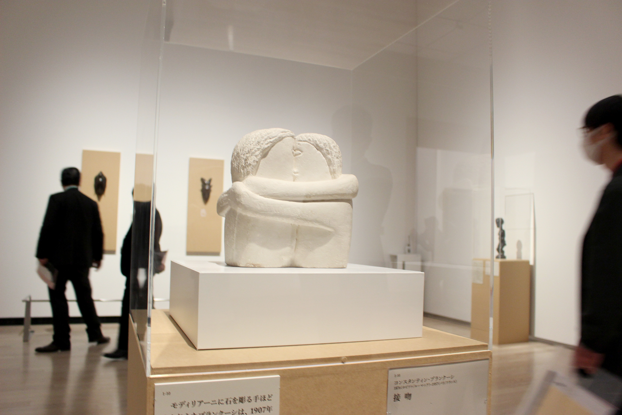 コンスタンティン・ブランクーシ「接吻」1907-10年　石膏　石橋財団アーティゾン美術館（旧ブリヂストン美術館）