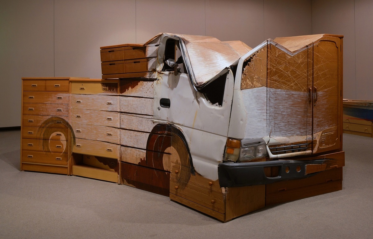 東京飛地展示 参考図版：青野文昭《なおす・代用・合体・侵入・連置（震災後東松島で収集した車の復元）》2013年 ©あいちトリエンナーレ2013
