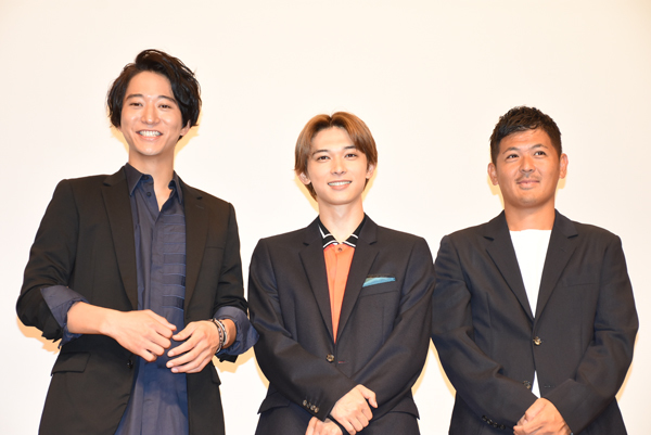 左から、吉沢亮、浅香航大、中前勇児監督