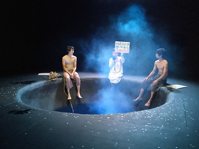 山下残『無門館の水は二度流せ 詰まらぬ』（2017年）：E9の前進の劇場［アトリエ劇研］（旧アートスペース無門館）のラストを飾る作品となった。 ［撮影］Zan Yamashita