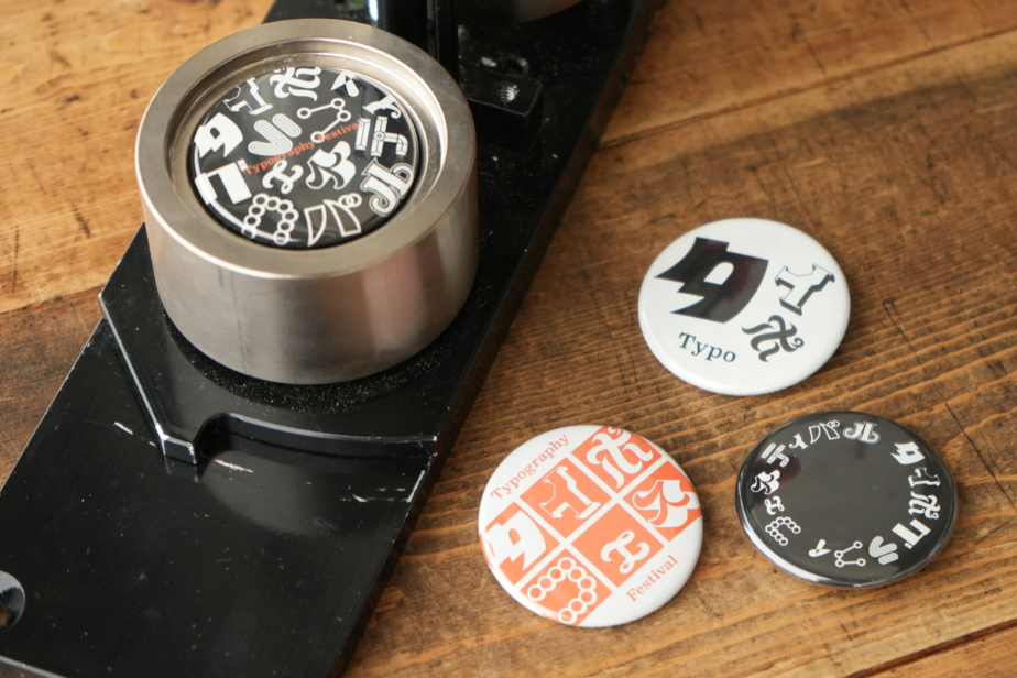 オフィシャルグッズ「缶バッジ」（全4種）300円（税込）