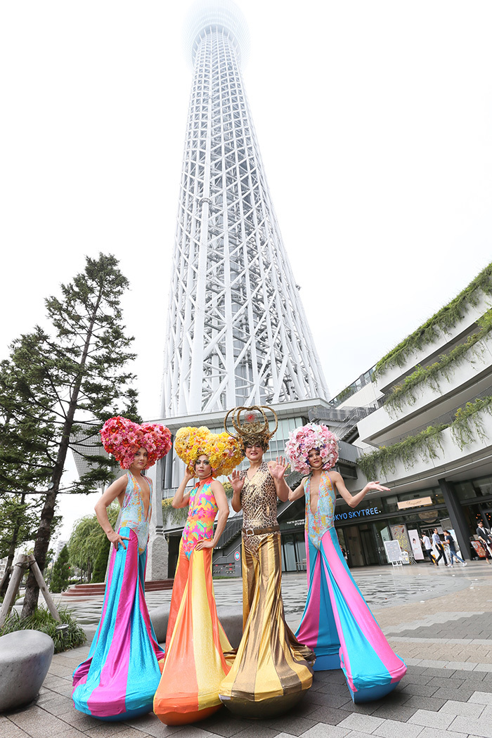 東京スカイツリーと4人のフォルムが似ている？