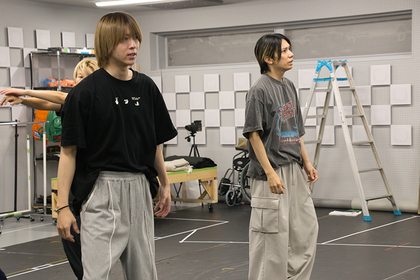 W主演の糸川耀士郎＆笹森裕貴が自由に泳ぎ回るような作品に　OFFICE SHIKA PRODUCE『世界は密室でできている。』稽古場レポート＆丸尾丸一郎インタビュー