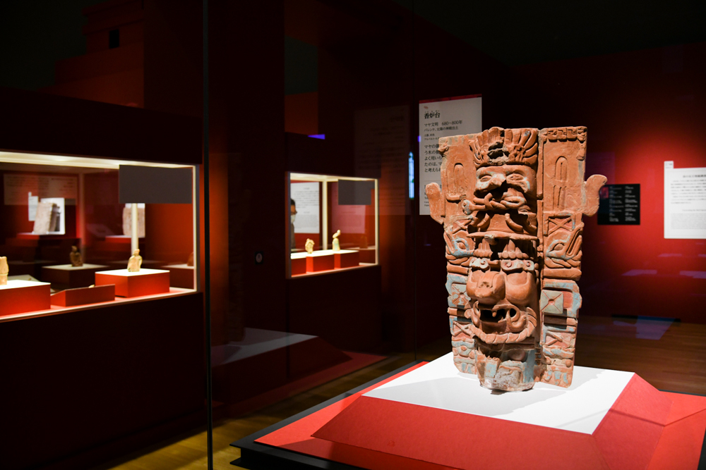 手前：《香炉台》　マヤ文明　680〜800年　アルベルト・ルス・ルイリエ パレンケ遺跡博物館