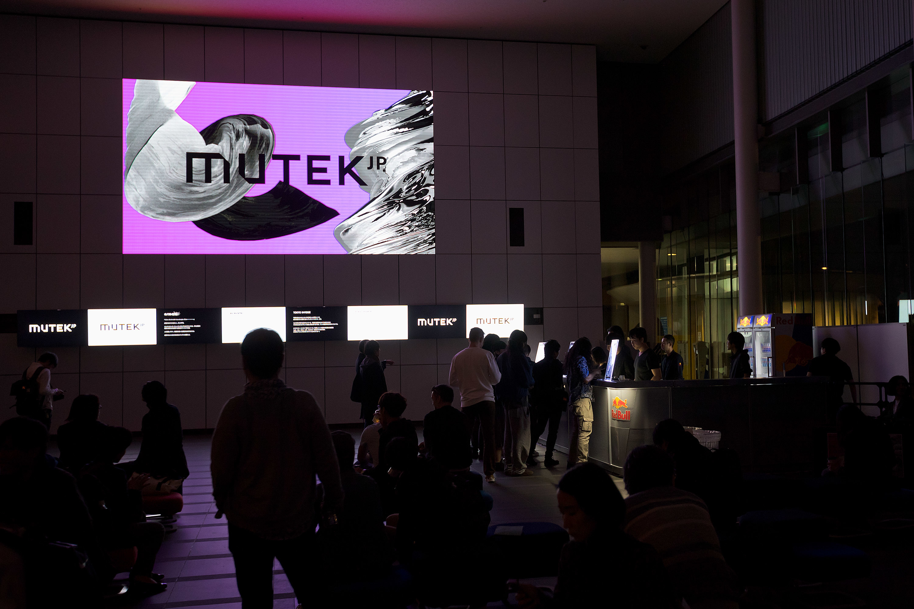 会場１階のラウンジスペース ©MUTEK.JP / Ryu Kasai