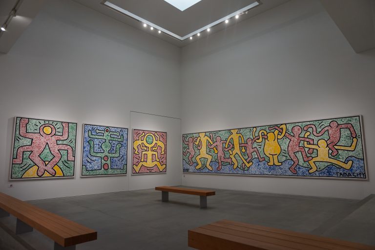 1987年、パルテノン多摩でキース・ヘリングが子供達と壁画制作をした、ワークショップでの作品。 今回、開館10年を記念して館内で特別公開されている。 《マイ・タウン（1-4）》1987年、《平和Ⅰ-Ⅳ》1987年 公益財団法人多摩市文化振輿財団収蔵  All Keith Haring Works ©︎ Keith Haring Foundation