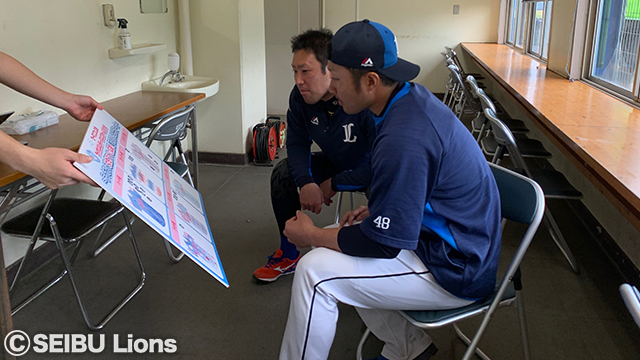 デザインを真剣に選ぶ選手たち (c)SEIBU Lions