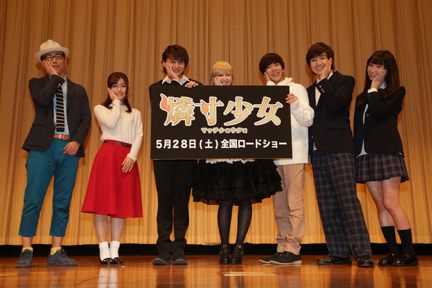 「燐寸少女 マッチショウジョ」先行上映イベントの様子。左から内田浩監督、美山加恋、小林豊（BOYS AND MEN）、佐藤すみれ（SKE48）、小野賢章、本田剛文（BOYS AND MEN）、上野優華。  (c)2016 映画「燐寸少女 マッチショウジョ」製作委員会