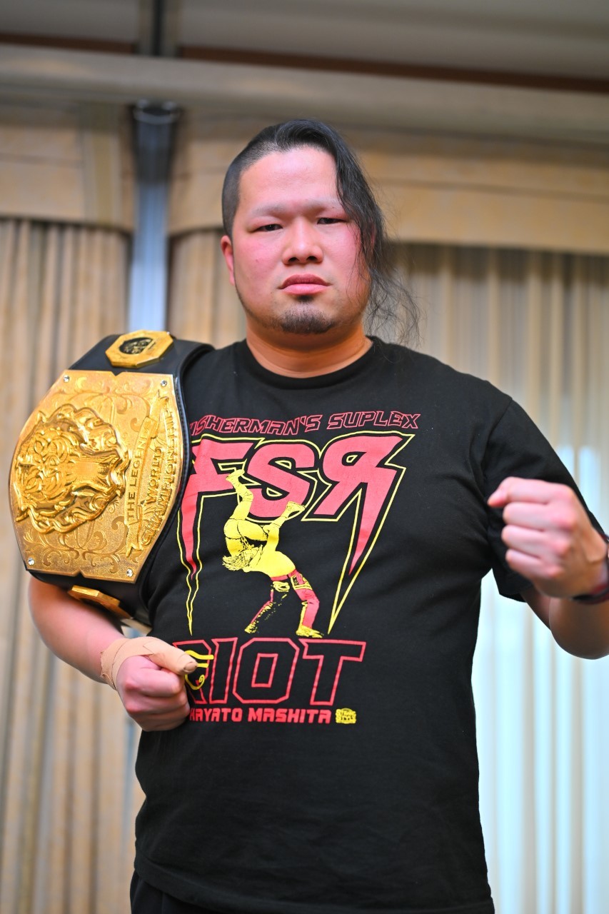決戦を前に拳に力を込める間下隼人