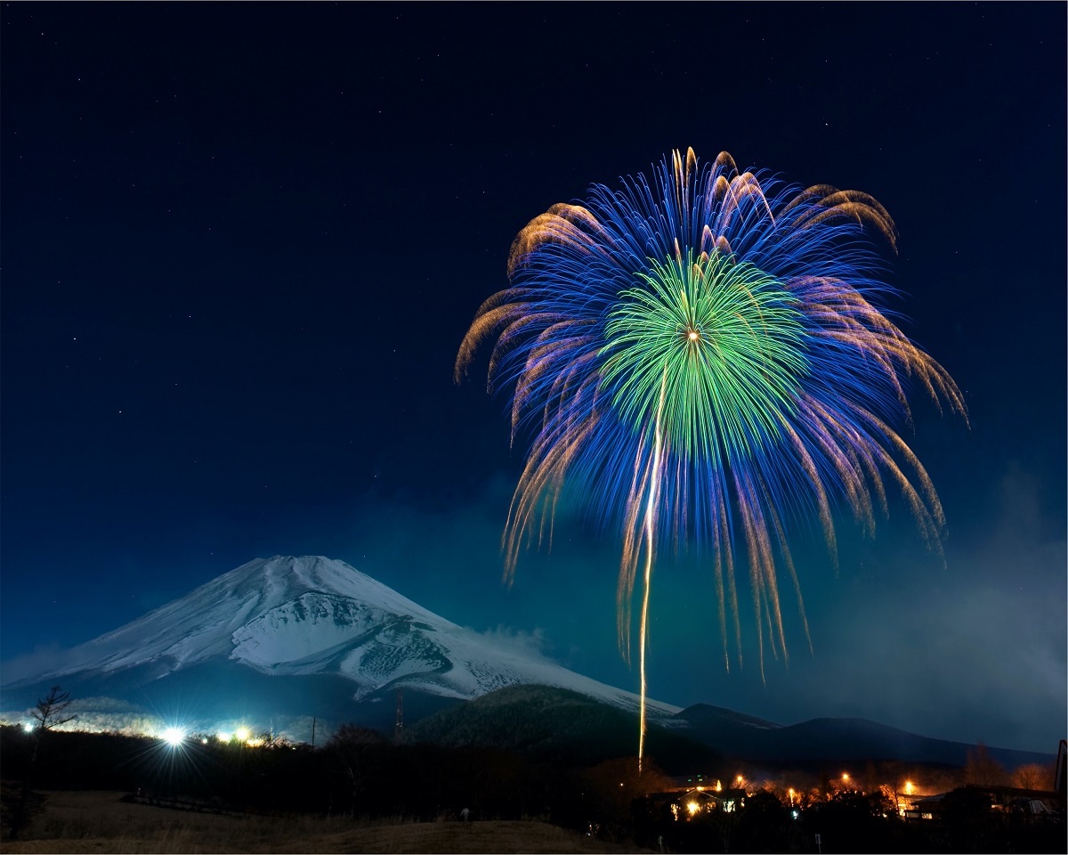 第一回 富士山花火 雪化粧の富士山を背景に打ち上がる約5 000発の花火に感動 Spice エンタメ特化型情報メディア スパイス