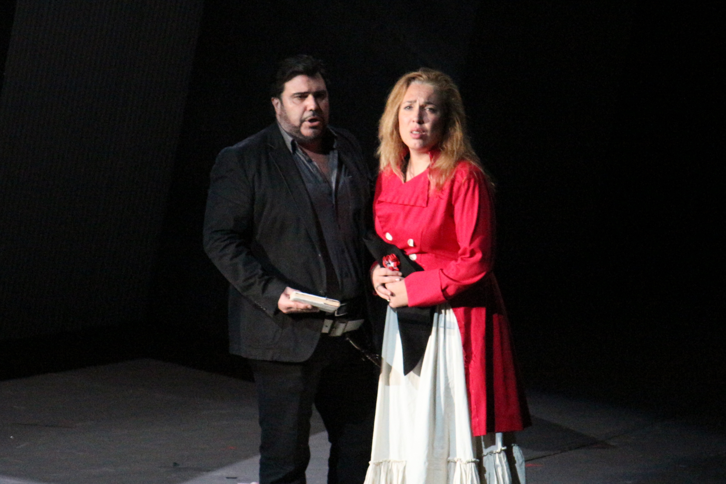 カルロ・ヴェントレ（アンドレア・シェニエ）とホセ・マリア・シーリ（マッダレーナ）の二人（4/10リハーサルより／衣装は出演者私服です） （新国立劇場提供）