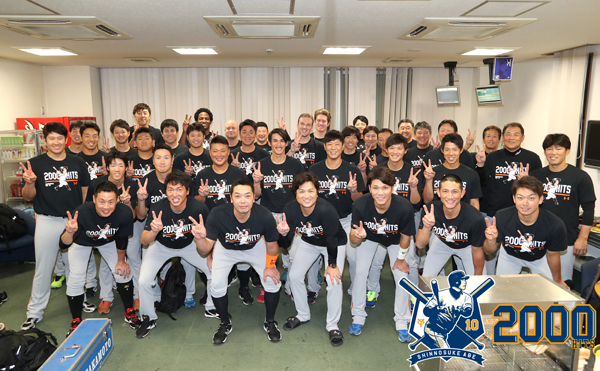 阿部慎之助の2000安打達成時にチーム全員で着用してお祝いした (c)YOMIURI GIANTS