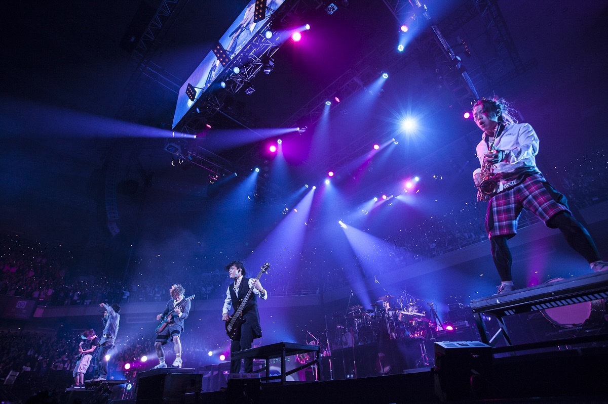 【8月】UVERworld KING'S PARADE at Nippon Budokan 2013.12.26