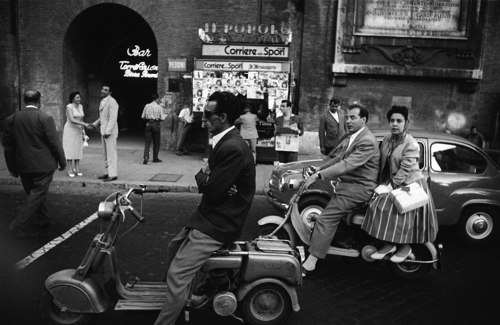 ウィリアム・クライン「Red Light, Piazzale Flaminio, Rome 1956」