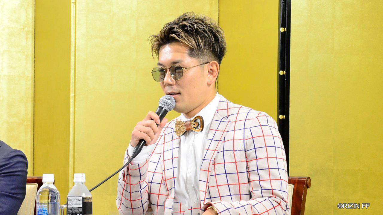 『RIZIN』の会見場に皇治が登場。「ファンに新しい景色を見せるためここへ来た」と語った