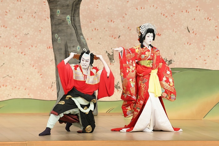 第三部『義経千本桜 吉野山』左より、佐藤忠信実は源九郎狐=尾上松緑、静御前=中村七之助 ／(C)松竹