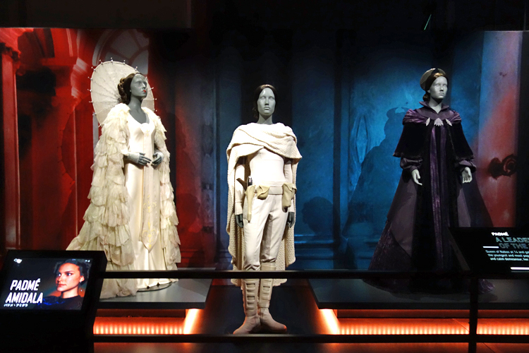 左：アミダラ女王（式典で着用した衣裳）中央：パドメ・アミダラ（レイア姫へのオマージュの衣裳）右：アミダラ元老院議員