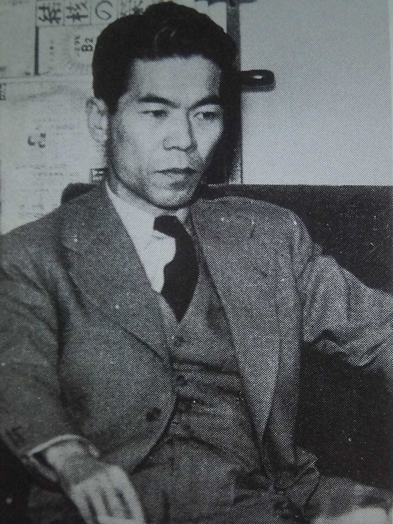 吉川英治 1939年（昭和14年）夏/吉川家 - 『新潮日本文学アルバム吉川英治』/ ‎1939‎年‎1月‎1‎日 出典=ウィキメディア・コモンズ (Wikimedia Commons)