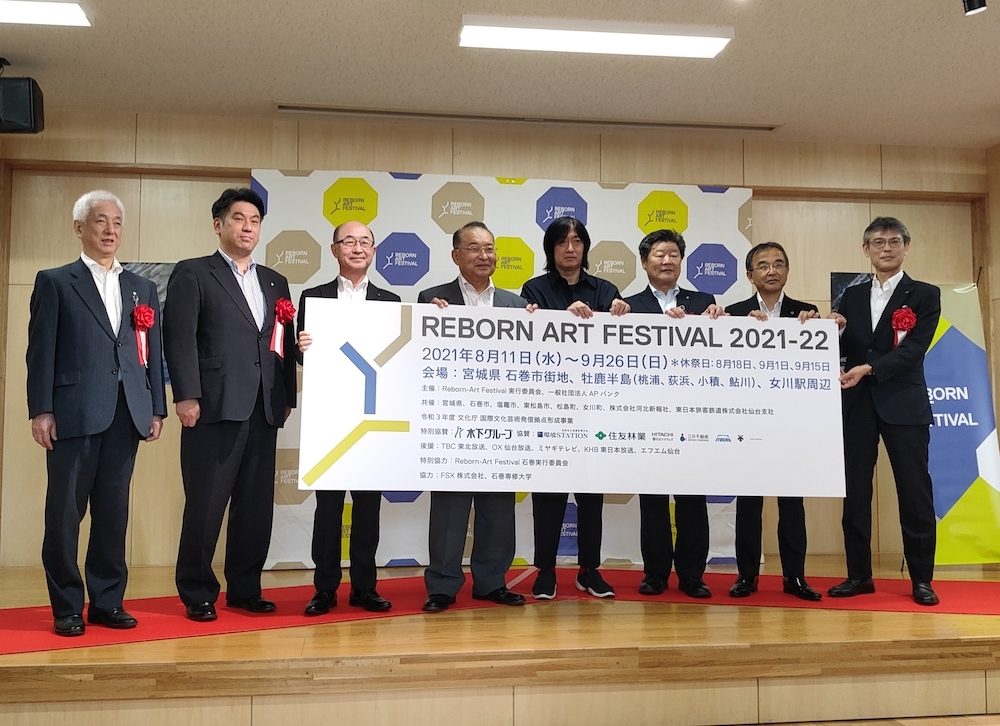 オープニングセレモニーより。向かって右から4番目が小林武史氏、その左隣が石巻市長の齋藤正美氏。