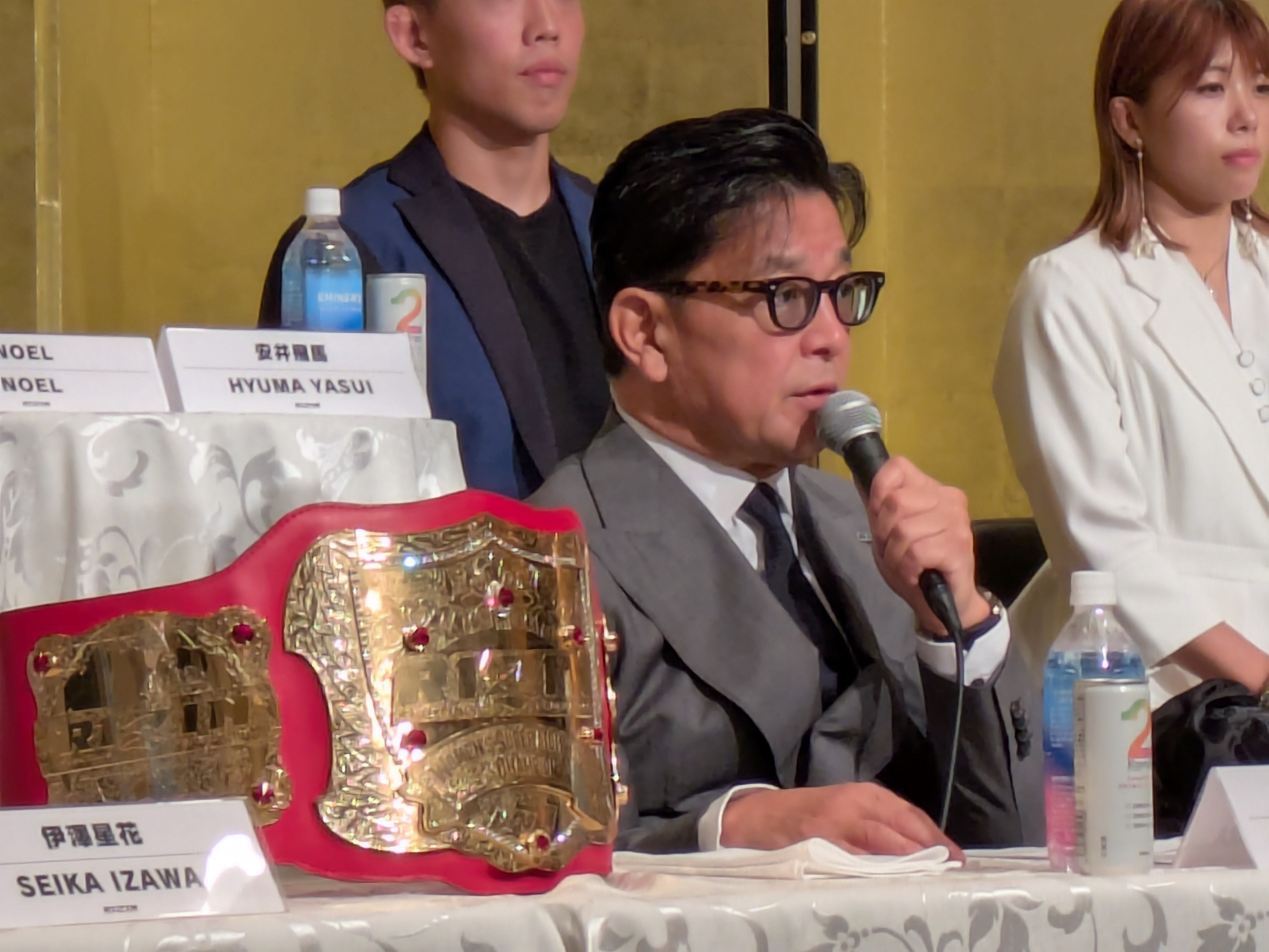 タイトルマッチの経緯を説明する榊原CEO