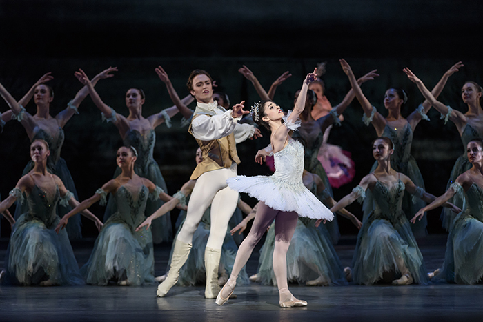 ロイヤル・バレエ『眠れる森の美女』Matthew Ball as Prince Florimund and Yasmine Naghdi as Princess Aurora in The Sleeping Beauty  ©2017 ROH. Photograph by Bill Cooper