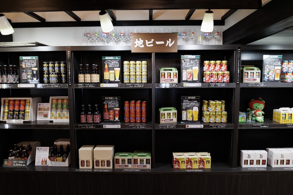 ビールの販売コーナーにはお土産用のギフトボックスが何種類も用意されている。 撮影：大塚正明