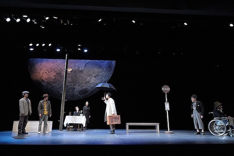名取事務所公演『やってきたゴドー』（別役実作、K. KIYAMA演出）2012年５月の初演より。 （撮影／松本和幸）